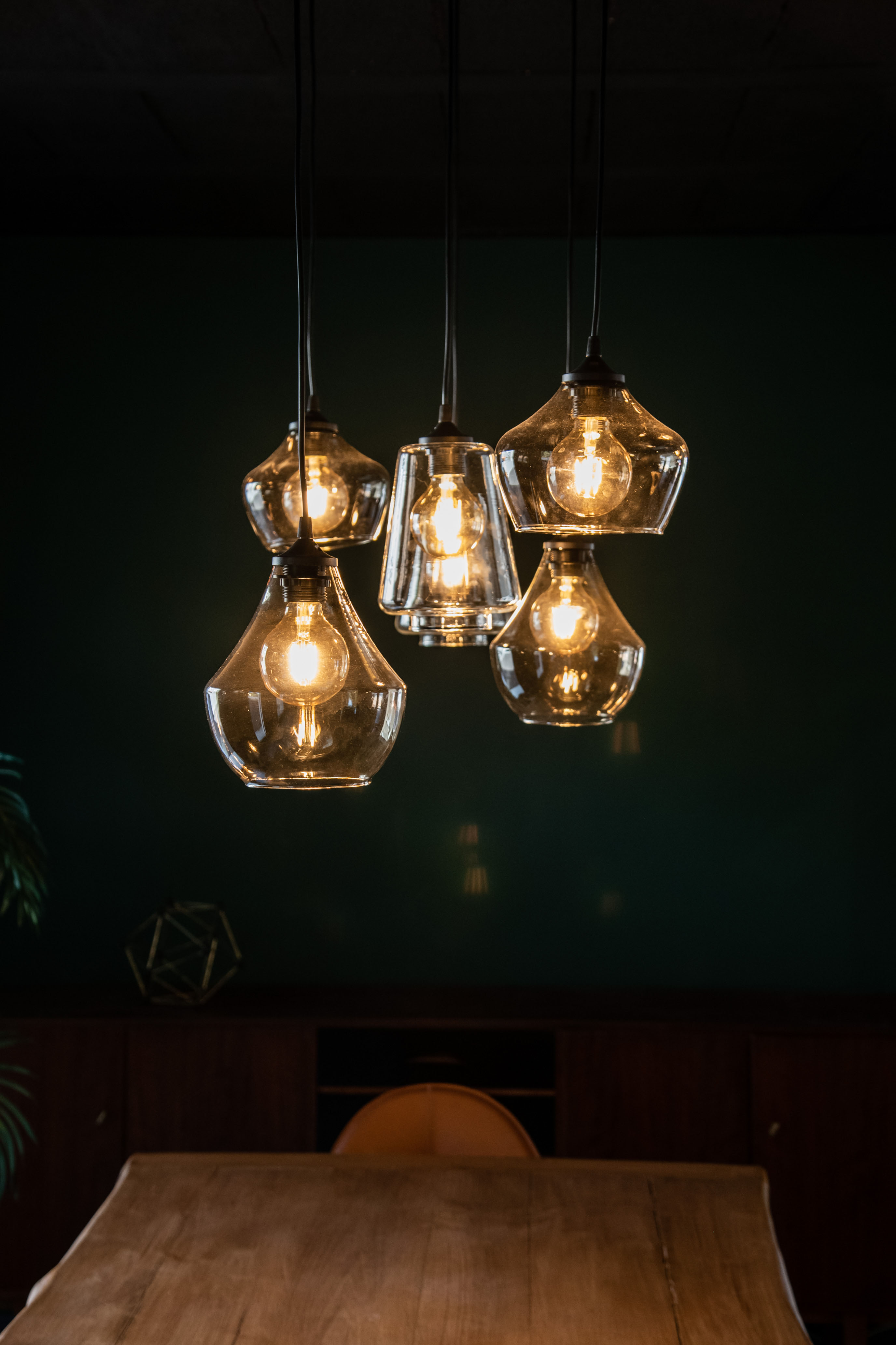 Jeu de lumières aux dessus de la table en bois massif