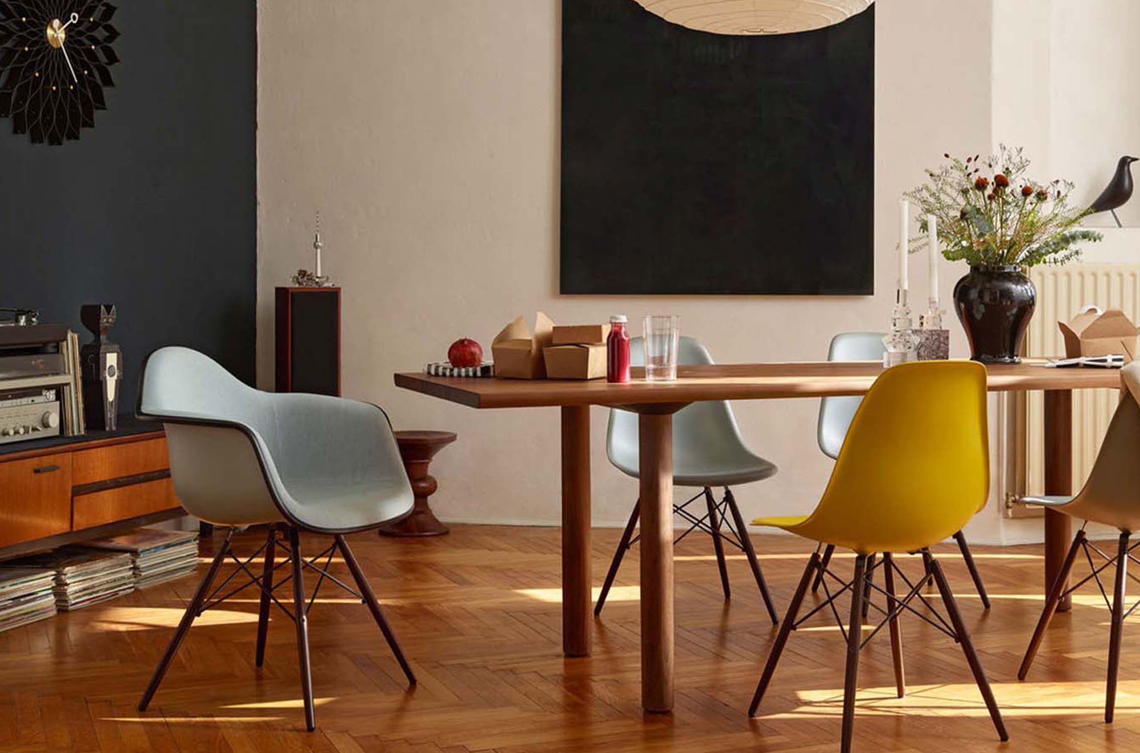 Chaises et fauteuils « DSW » et « DAW », par Charles et Ray Eames, Vitra